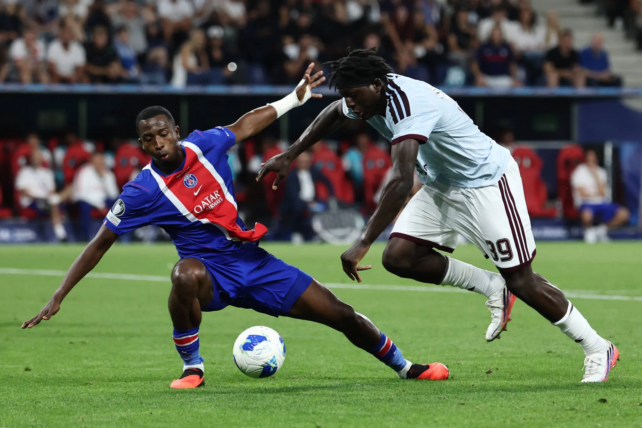 Madjo vence disputa com Pacho em Aston Villa x PSG