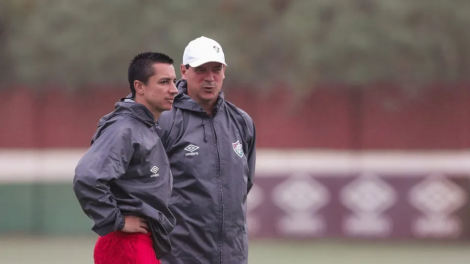 Contestado, Fernando Diniz conversa com seu auxiliar, Eduardo Barros, em treino nesta quarta-feira (15) no CT Carlos Castilho - Foto: Lucas Mer&ccedil;on/Fluminense FC