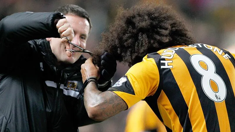 Promessa &eacute; d&iacute;vida: Huddlestone corta o cabelo em campo