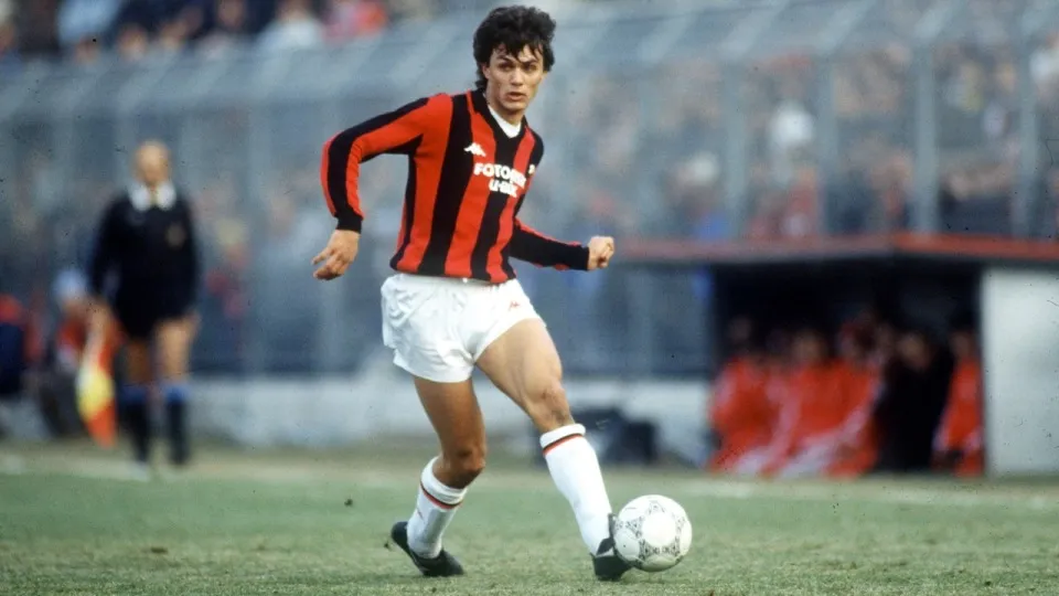 H&aacute; tr&ecirc;s d&eacute;cadas, o mito surgia: Maldini estreava pelo Milan aos 16 anos