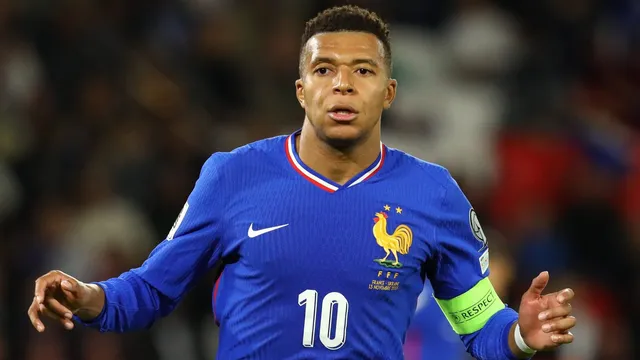 Platini alerta Mbapp&eacute; por posicionamento pol&iacute;tico: &lsquo;Acaba incomodando metade do mundo&rsquo;