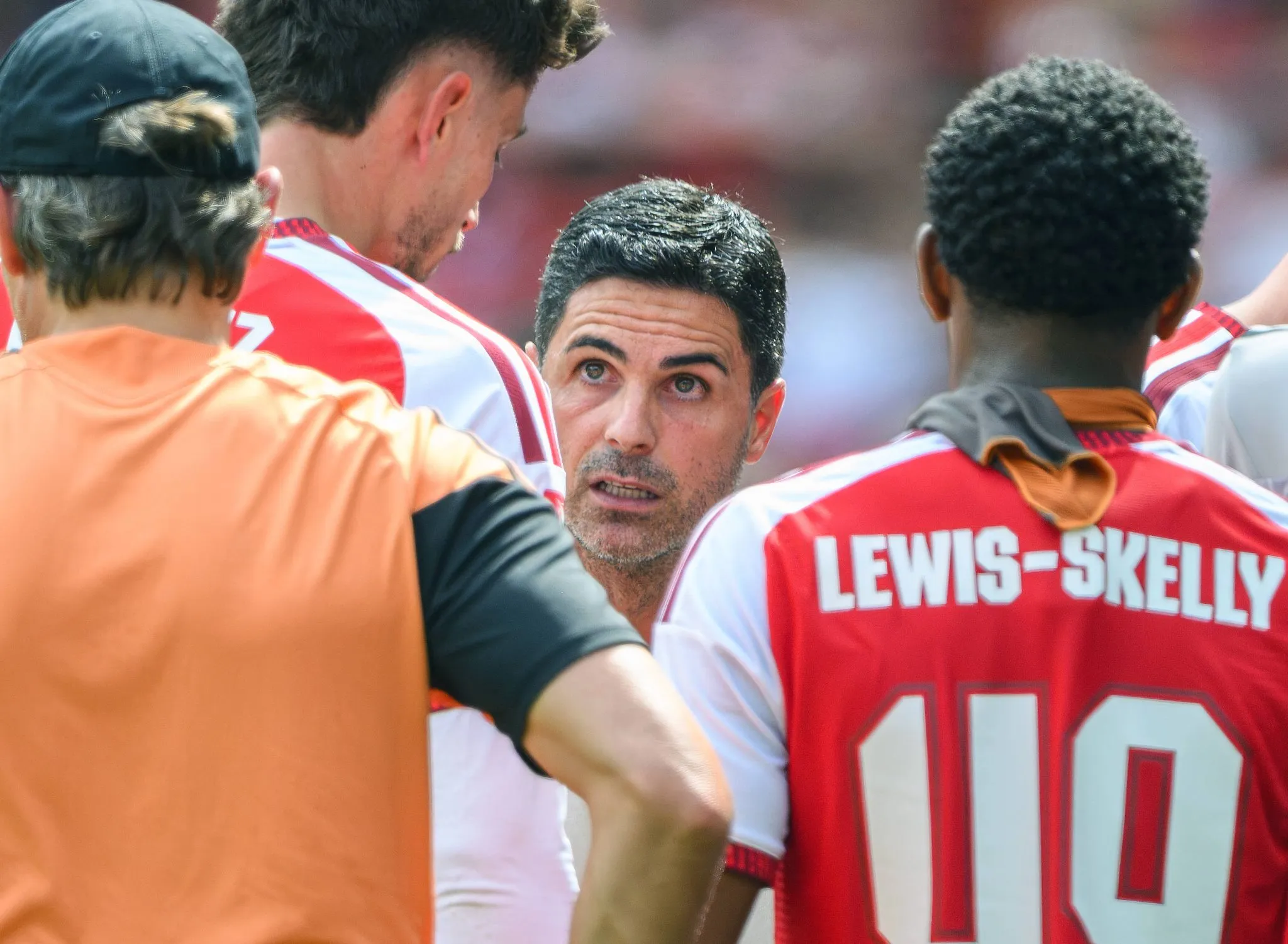 Arteta orienta jogadores do Arsenal durante amistoso