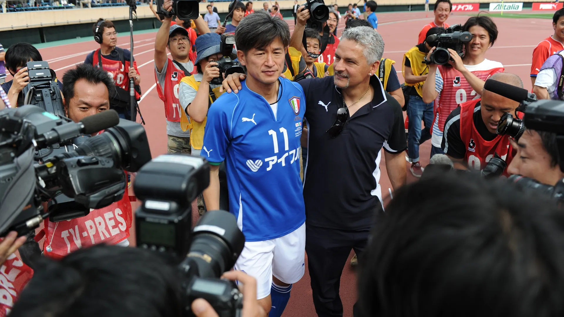 A lenda incans&aacute;vel: Kazu renova contrato com o Yokohama e completar&aacute; 50 anos nos gramados