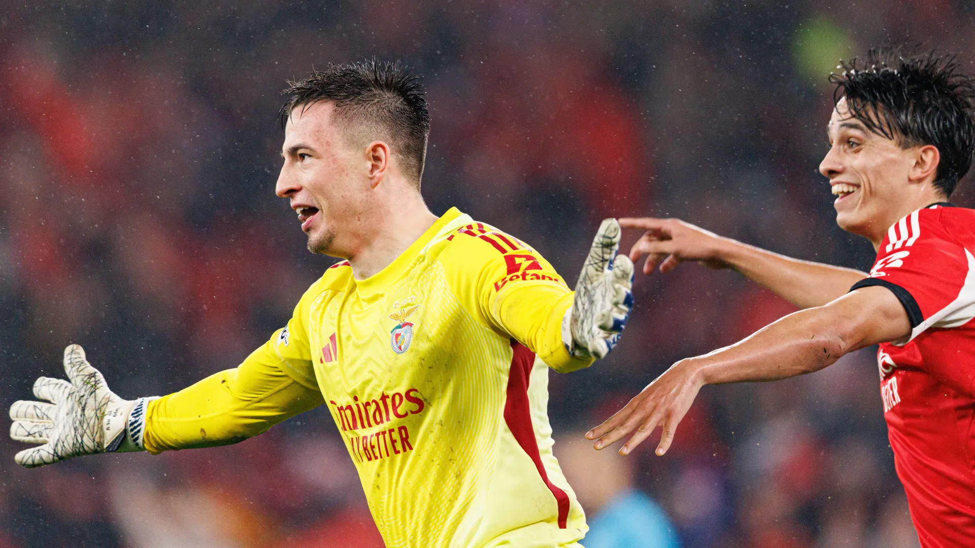 Anatoliy Trubin comemora gol pelo Benfica na Champions League