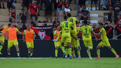 Mirassol goleia Atl&eacute;tico-GO, frustra planos do advers&aacute;rio e mant&eacute;m vivo o sonho pelo acesso