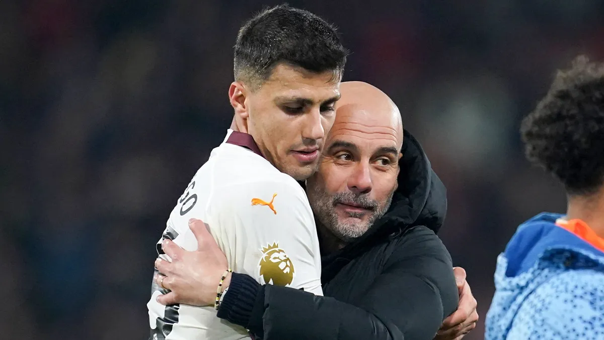 Pep Guardiola e Rodri se abra&ccedil;am ap&oacute;s uma partida da Premier League do Manchester City na temporada 2023/24. Foto: Icon Sport