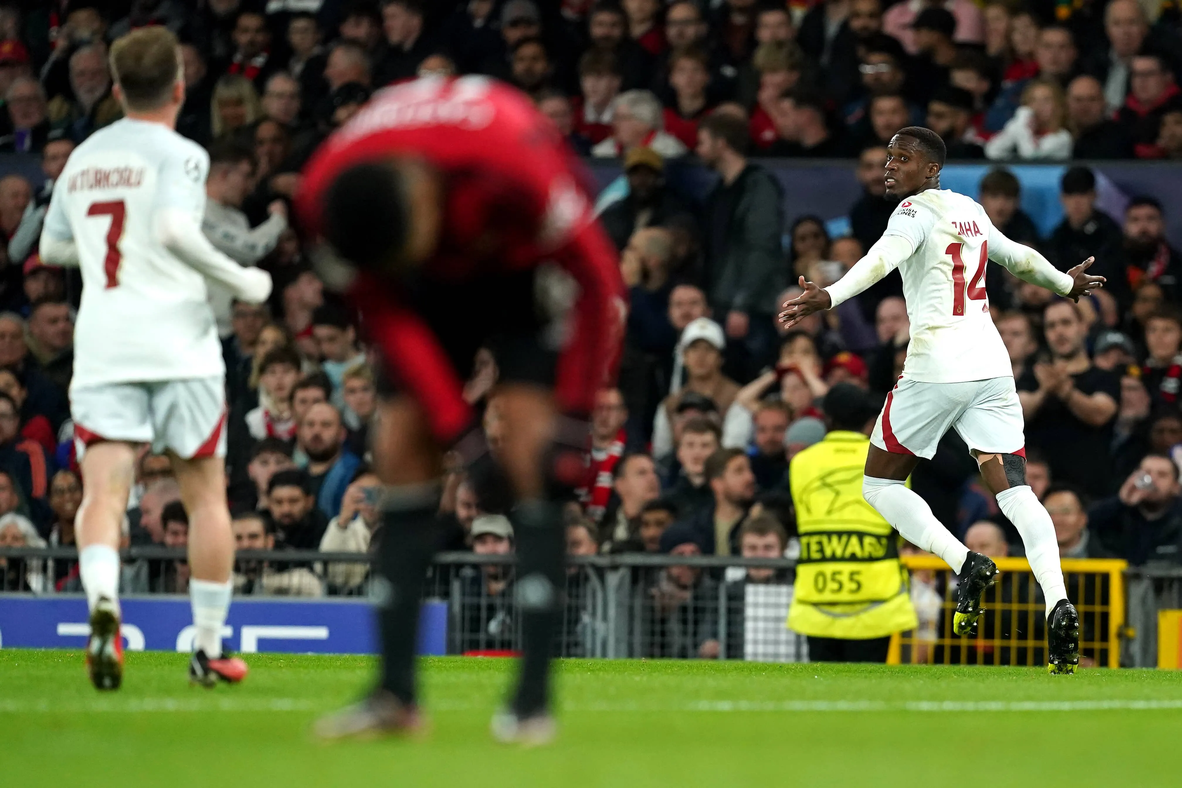 Galatasaray vira em Old Trafford e afunda Manchester United na lanterna de grupo da Champions