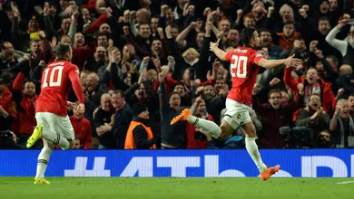 Van Persie carrega o Manchester United &agrave;s quartas, mas o desafio vir&aacute; agora