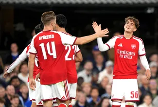 Pede passagem? Dowman, de 16 anos, &eacute; protagonista de classifica&ccedil;&atilde;o do Arsenal na Copa da Liga
