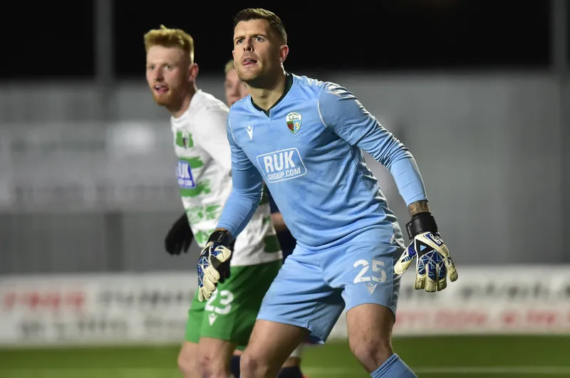Connor Roberts ter&aacute; a chance de encfrentar De Gea na pr&oacute;xima quarta-feira, pela Conference League
