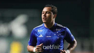 Barba, cabelo e bigode: Marlon falha tr&ecirc;s vezes no mesmo lance e Flamengo vence Cruzeiro