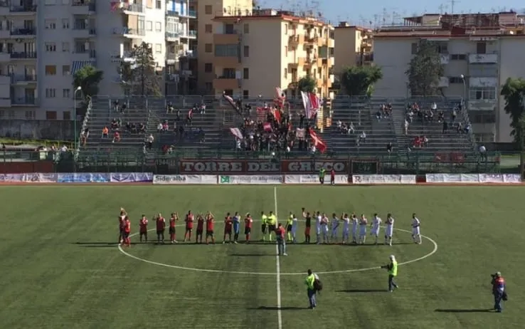 Jogador na Serie D italiana &eacute; suspenso por urinar na torcida advers&aacute;ria &ndash; mas clube nega a hist&oacute;ria