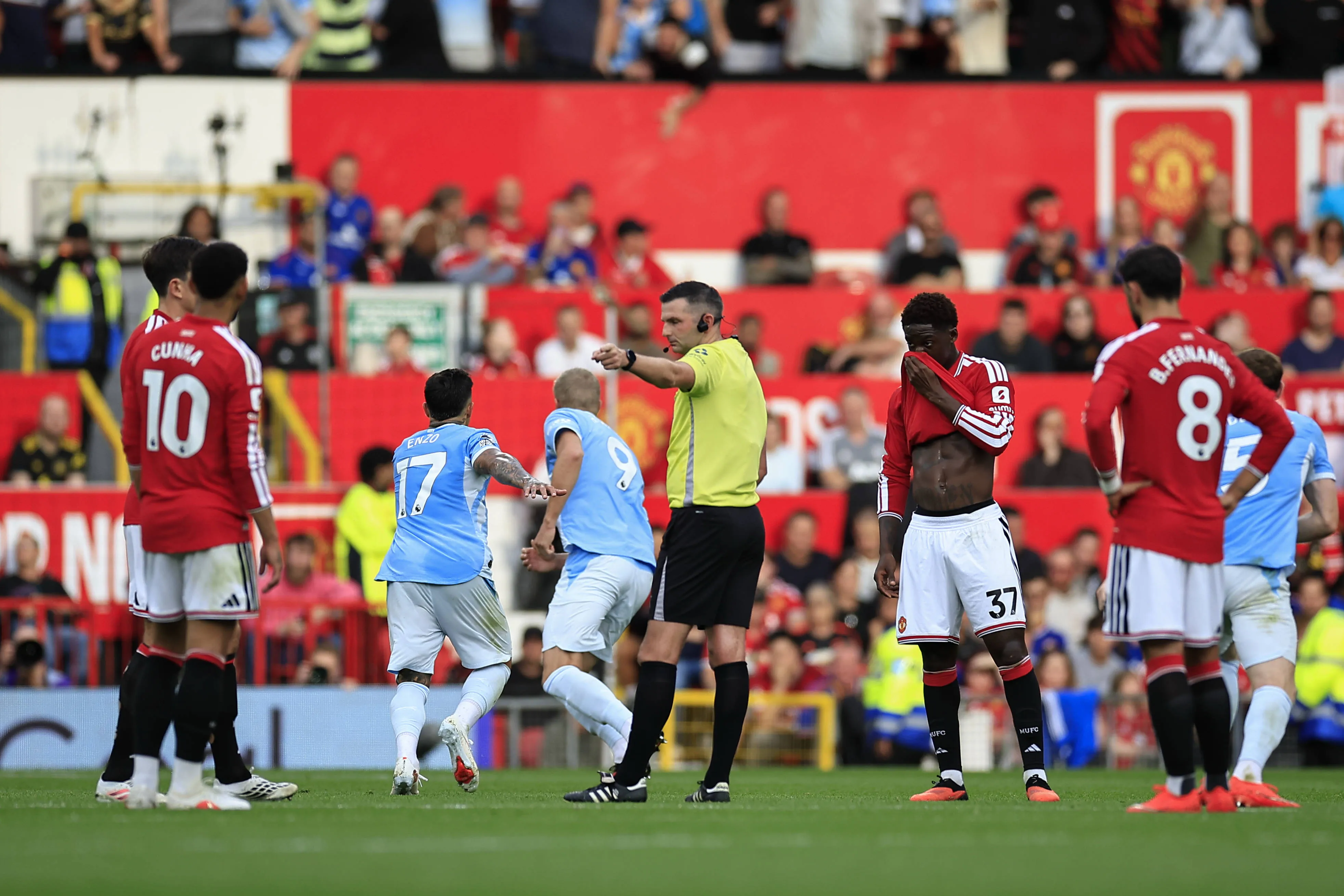 O &aacute;rbitro Michael Oliver valida gol do Manchester City contra o Manchester United ap&oacute;s an&aacute;lise do VAR 