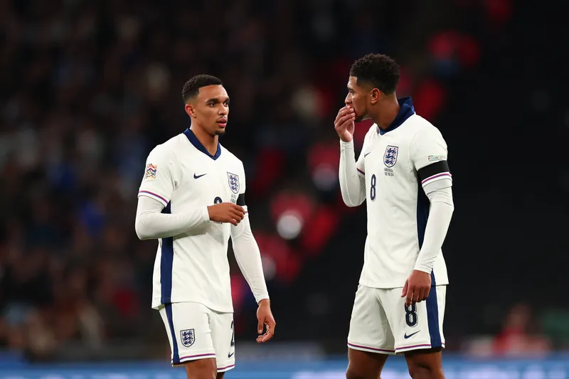 Alexander-Arnold e Bellingham nutrem uma rela&ccedil;&atilde;o de amizade fora dos gramados, o que poderia facilitar a ida do lateral-direito para o Real Madrid 