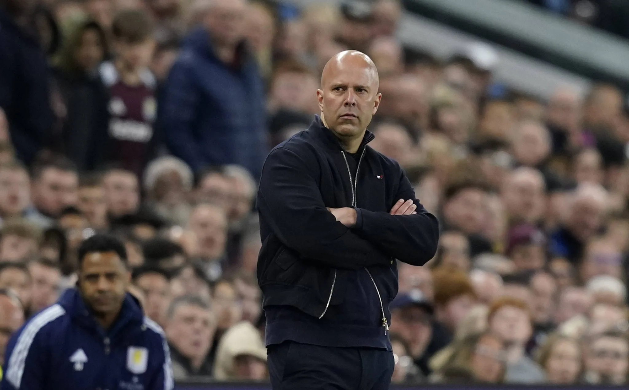 Arne Slot durante Villa 4 a 2 Liverpool 