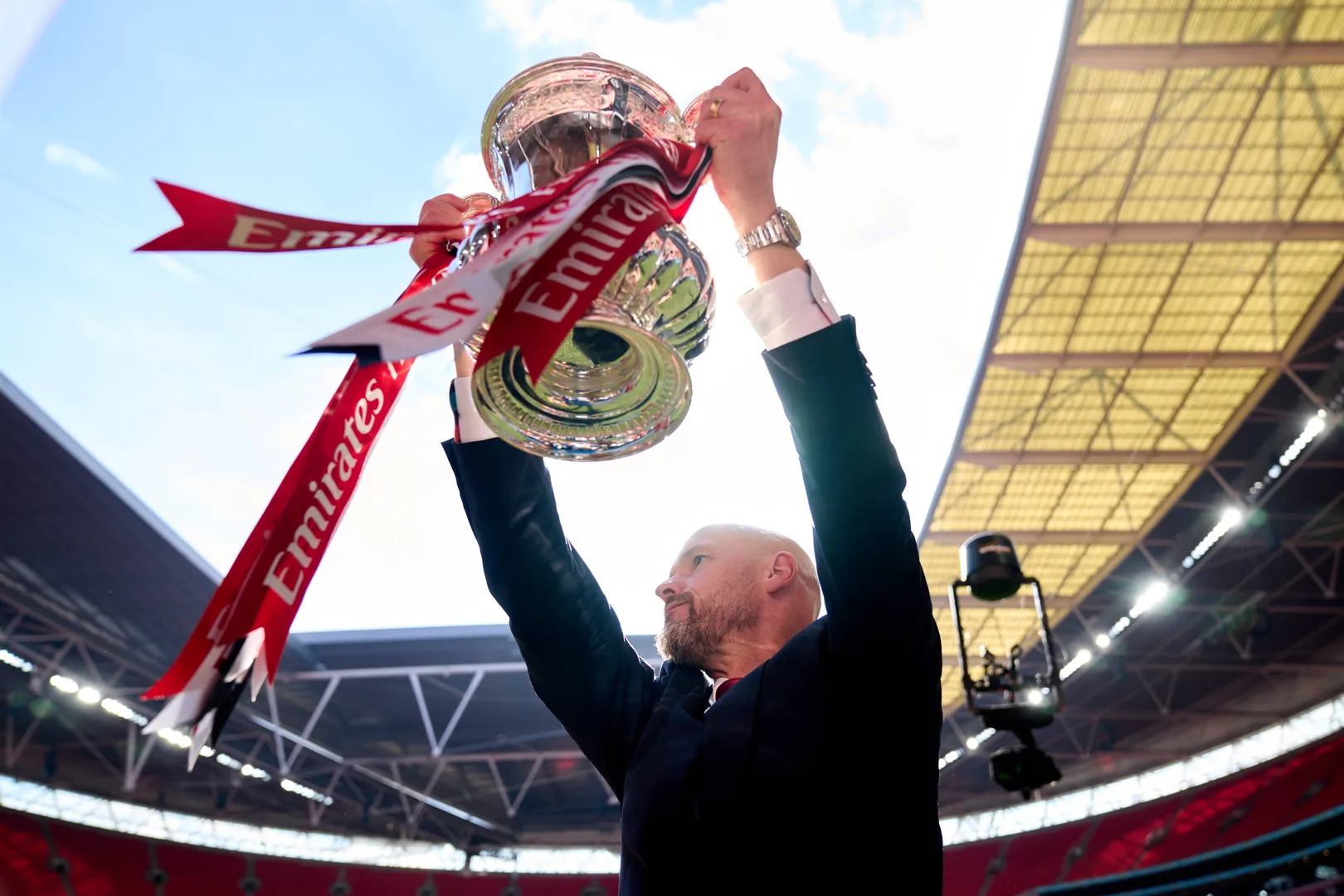 Foto: (Imago) - Erik ten Hag foi campe&atilde;o da FA Cup 2023/24 com o Manchester United
