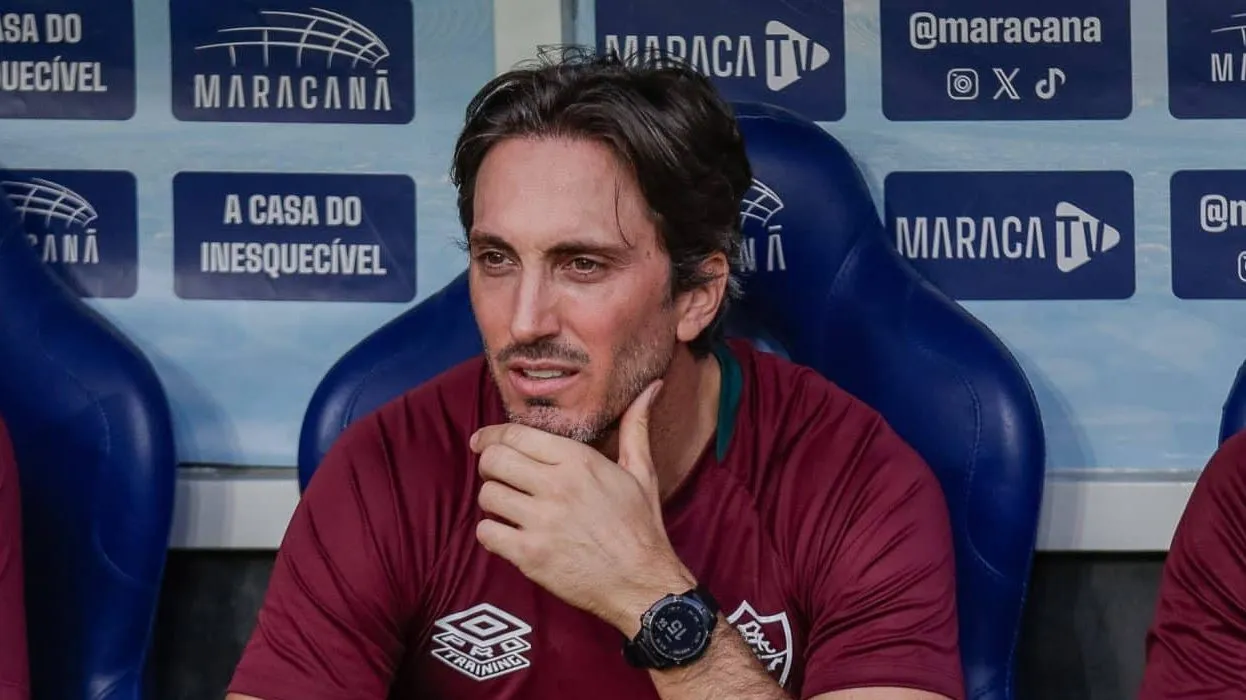 Zubeld&iacute;a d&aacute; m&eacute;ritos a Renato no Fluminense e manda recado para John Kennedy