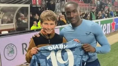Das l&aacute;grimas ao sorriso, esse menino ofereceu a cena mais bonita da rodada na Europa