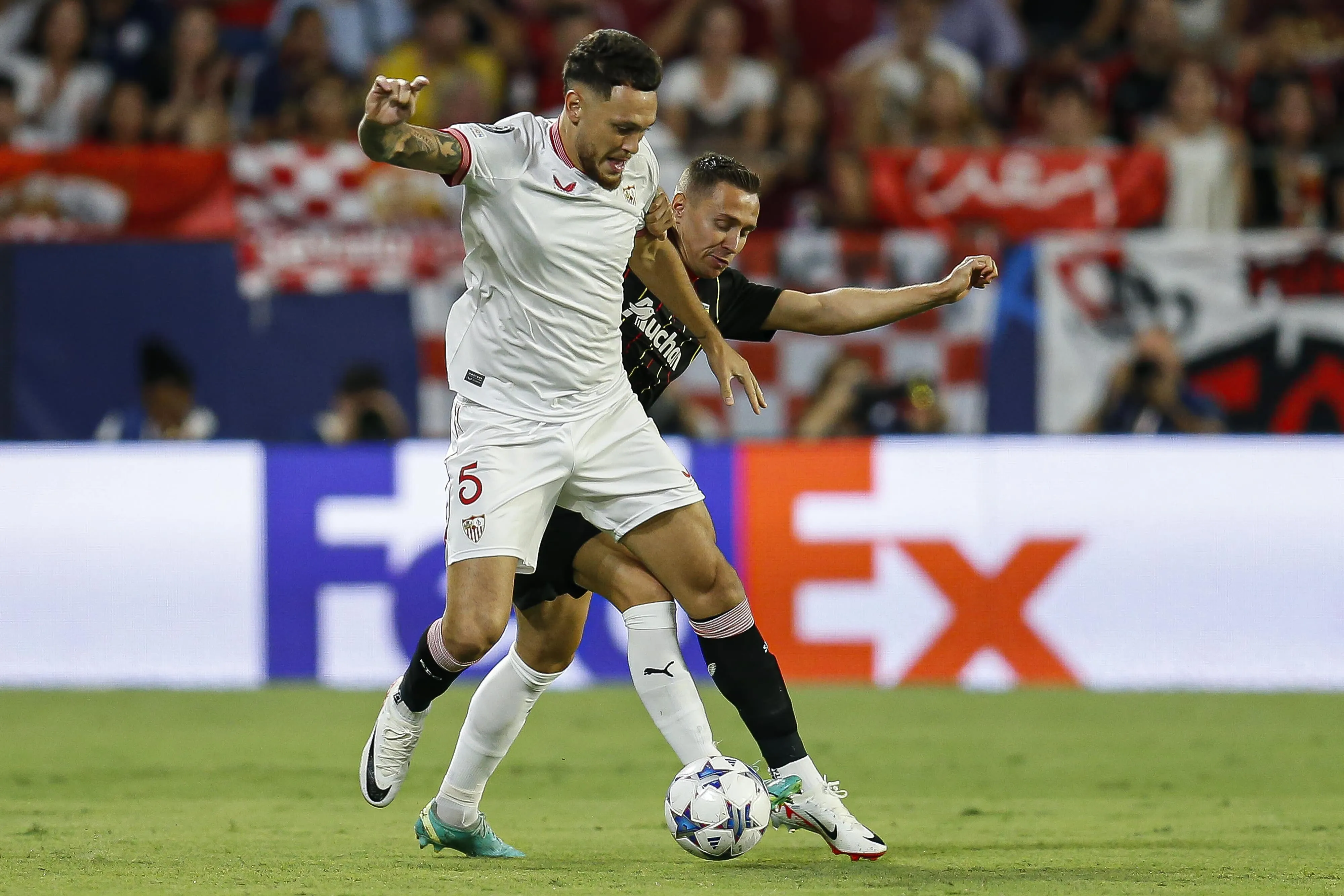 Bola parada define empate entre Sevilla e Lens pela Champions