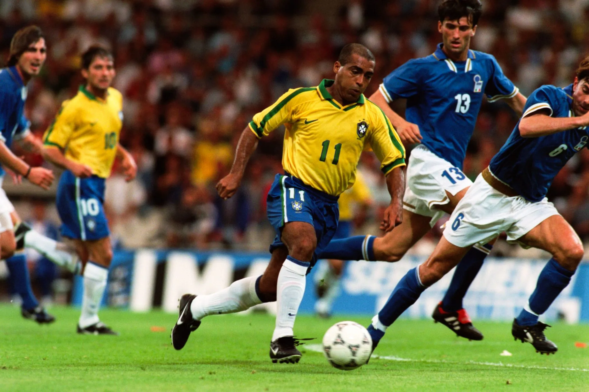 Rom&aacute;rio em a&ccedil;&atilde;o pela sele&ccedil;&atilde;o brasileira em 1997
