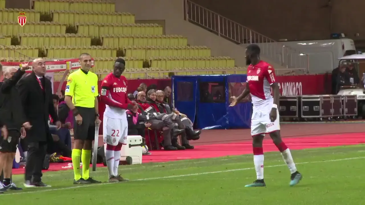 Bakayoko viu a placa e sa&iacute;a para ser substitu&iacute;do, mas s&oacute; depois se tocou que n&atilde;o veste mais a 14