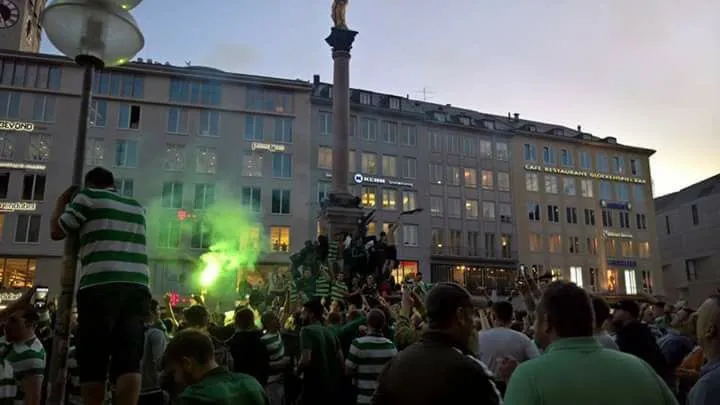 [V&iacute;deos] A torcida do Celtic tomou as ruas de Munique e deu show antes do jogo pela Champions