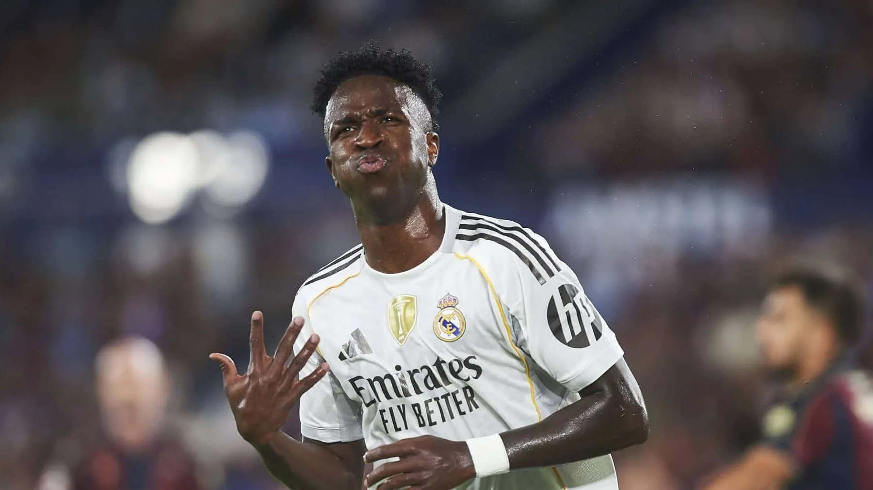 Recado de Vinicius Junior a Xabi Alonso vem em campo em vit&oacute;ria impositiva do Real