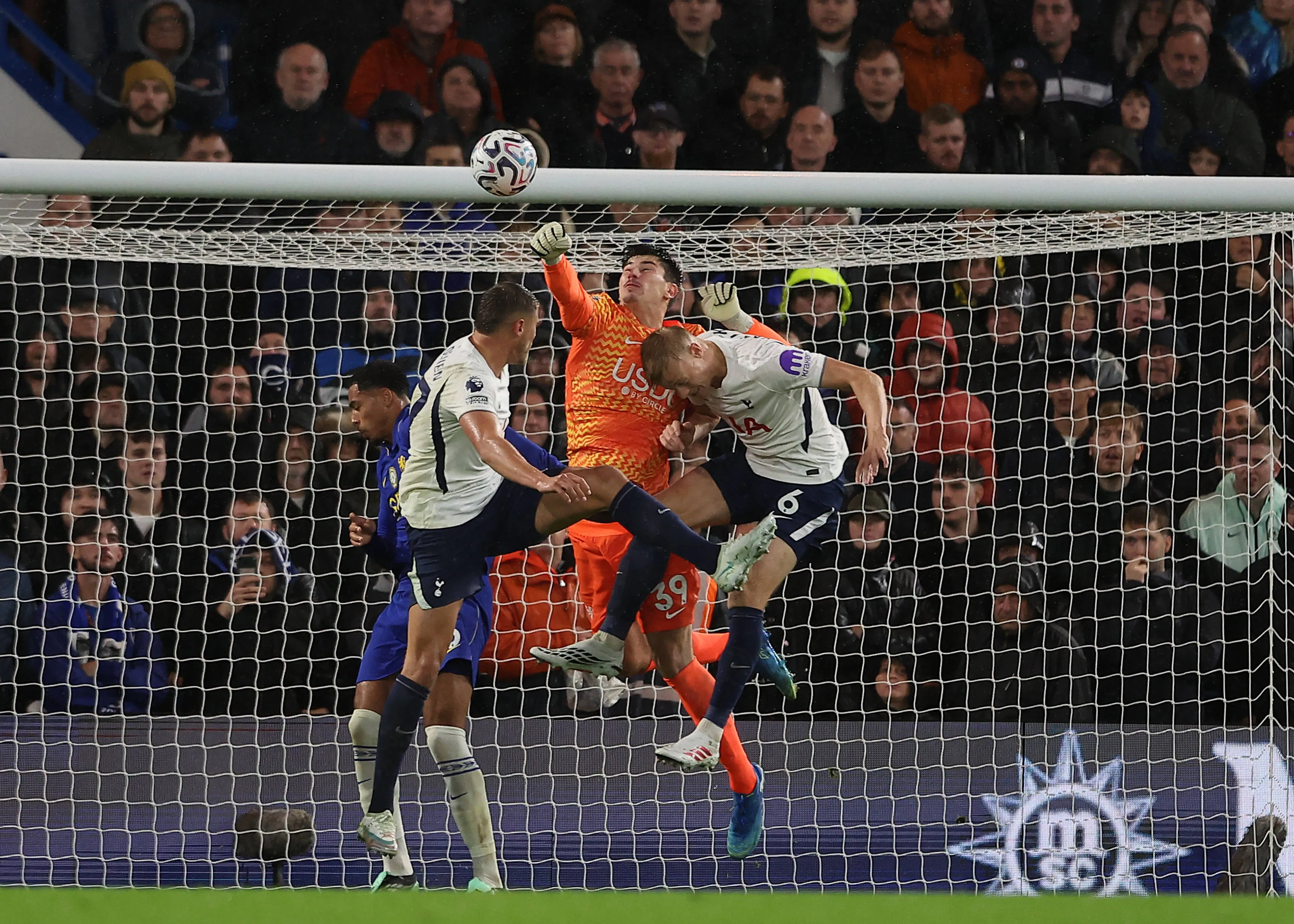 Momento em que Mike Penders marca gol contra