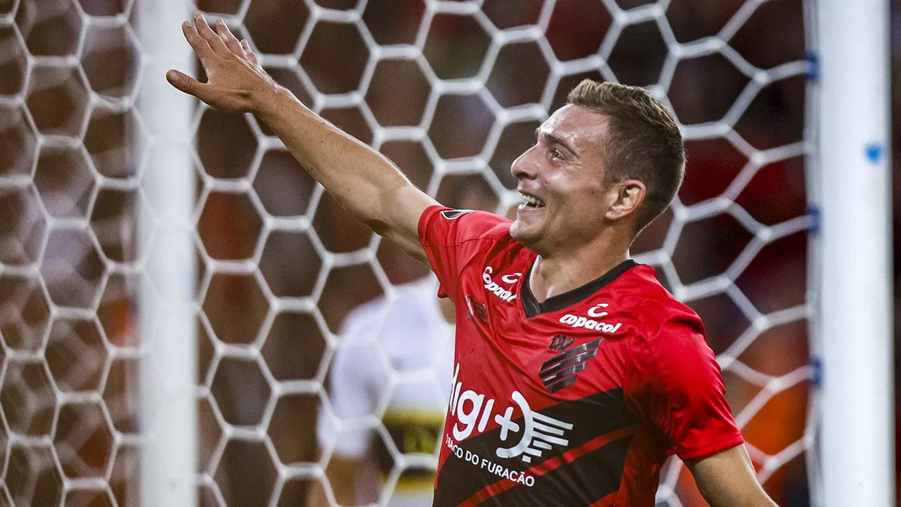 Athletico vive noite m&aacute;gica contra o Boca Juniors com tripleta perfeita de Marco Ruben