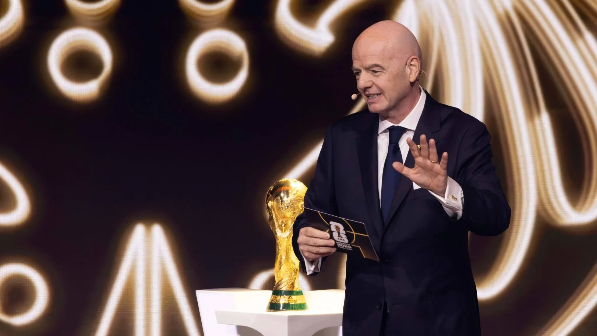 Gianni Infantino, presidente da Fifa, ao lado da ta&ccedil;a da Copa do Mundo (Foto: Imago)