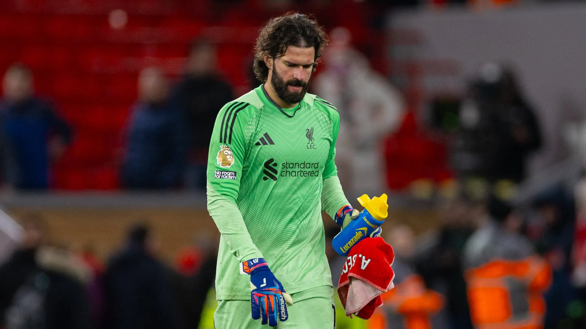 &lsquo;&Eacute; inacredit&aacute;vel que um goleiro do calibre de Alisson tome a decis&atilde;o de fazer aquilo&rsquo;