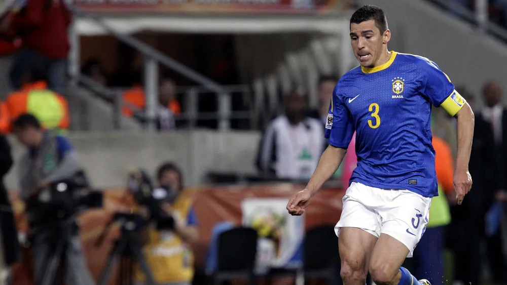 L&uacute;cio era um dos pilares do time de Dunga na Copa de 2010 (AP Photo/Schalk van Zuydam)