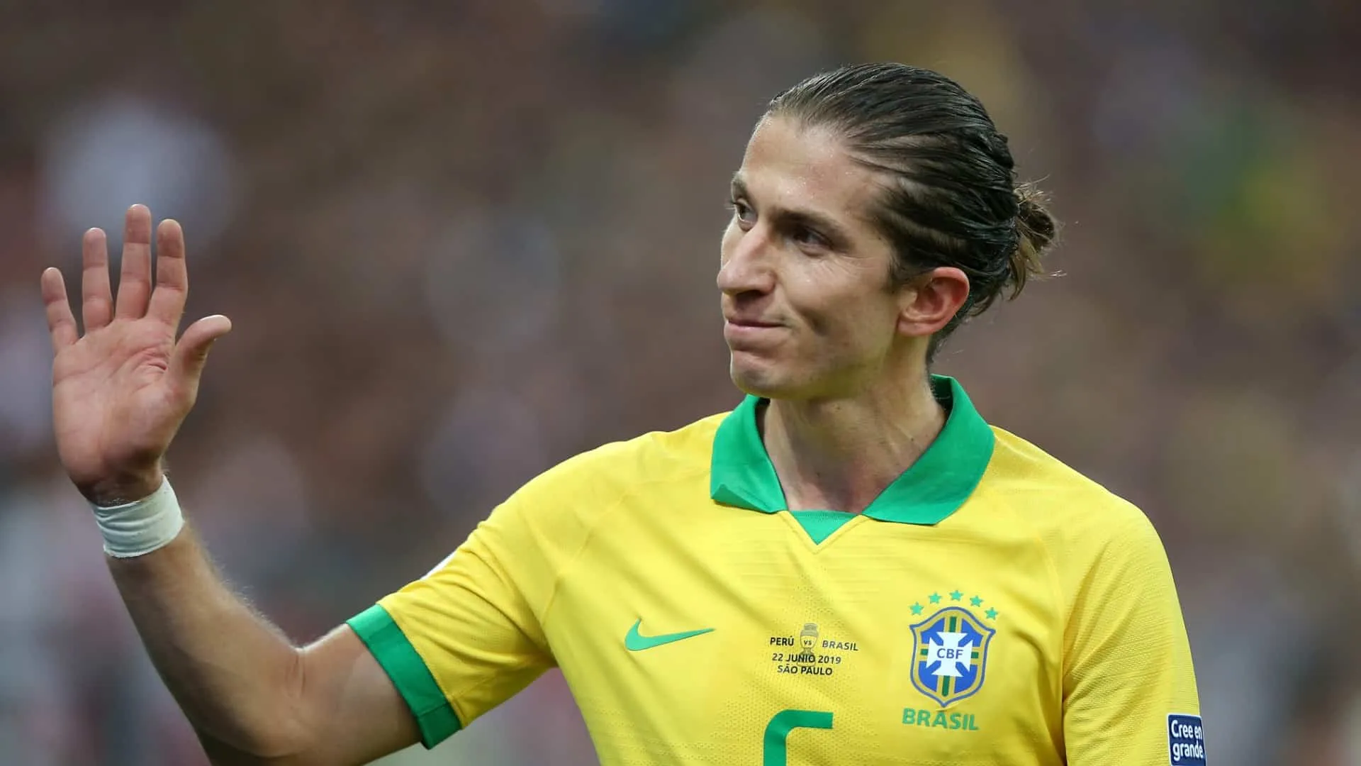 Filipe Lu&iacute;s, do Brasil, acena para torcedores que o aplaudiam