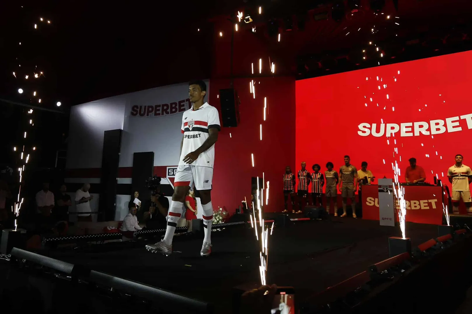 S&atilde;o Paulo fechou acordo de R$ 52 milh&otilde;es com a Superbet, que chegou forte ao mercado de apostas do Brasil (Miguel Schincariol/s&atilde;opaulofc.net)
