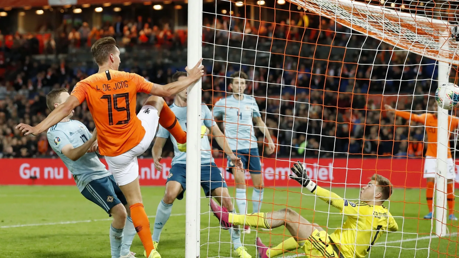 Luuk de Jong apareceu como o centroavante que &eacute; para tirar a Holanda do sufoco