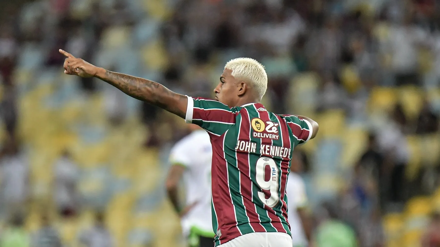 John Kennedy pede passagem e pode ser a resposta para problemas do Fluminense