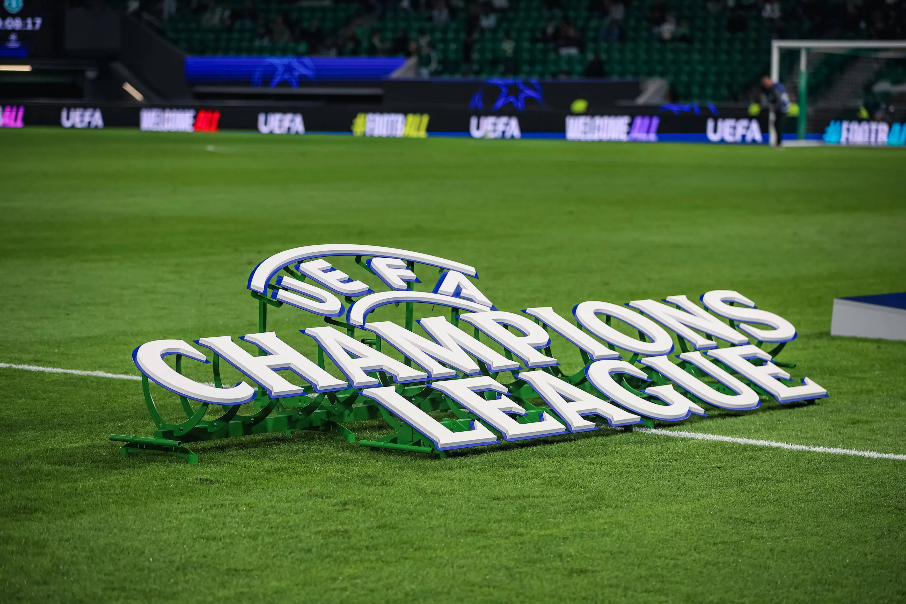 Letreiro da Champions League no gramado do Estádio José Alvalade