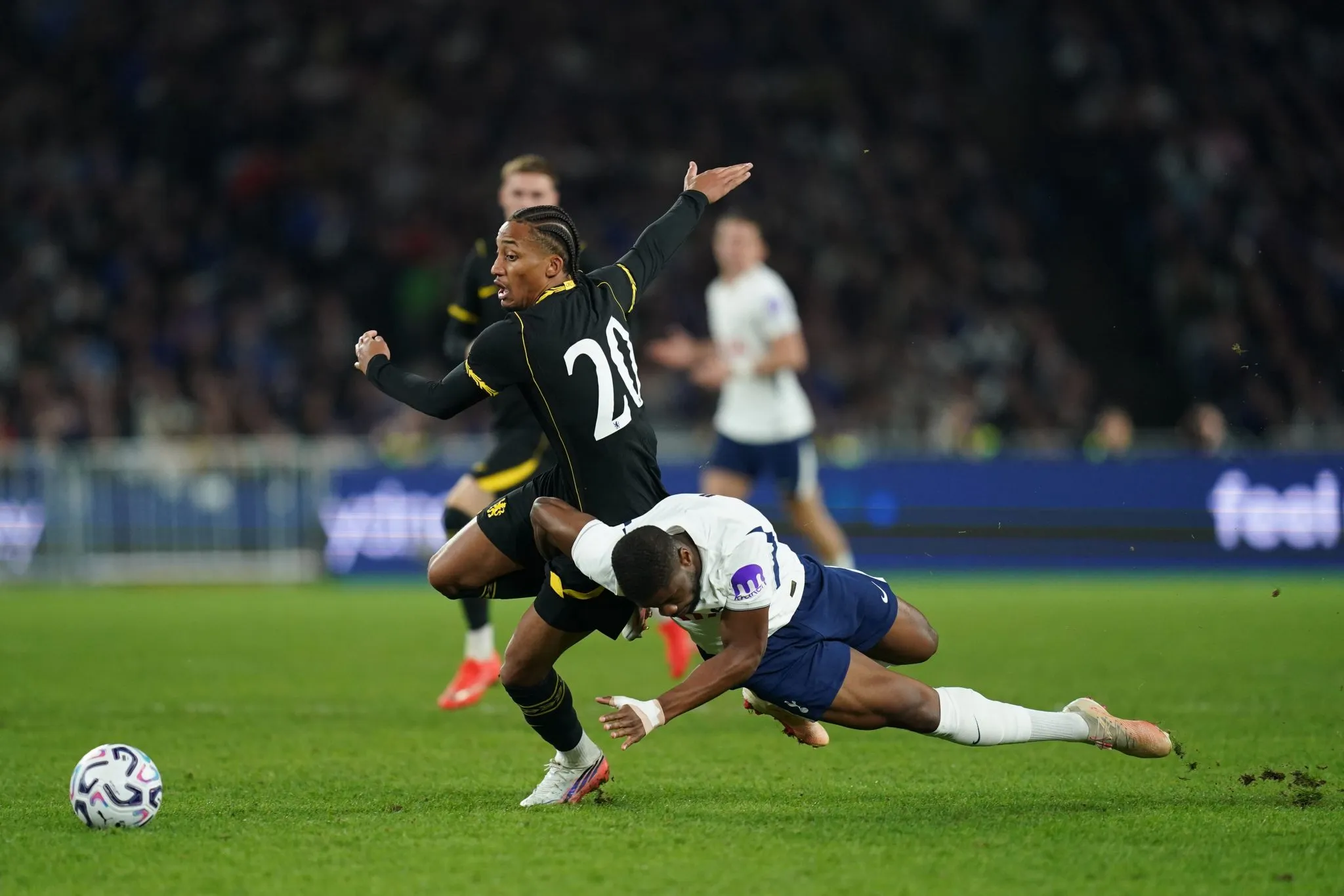 Jo&atilde;o Pedro &eacute; derrubado por Kevin Danso em Chelsea x Tottenham (Foto: PA Images/Icon Sport)