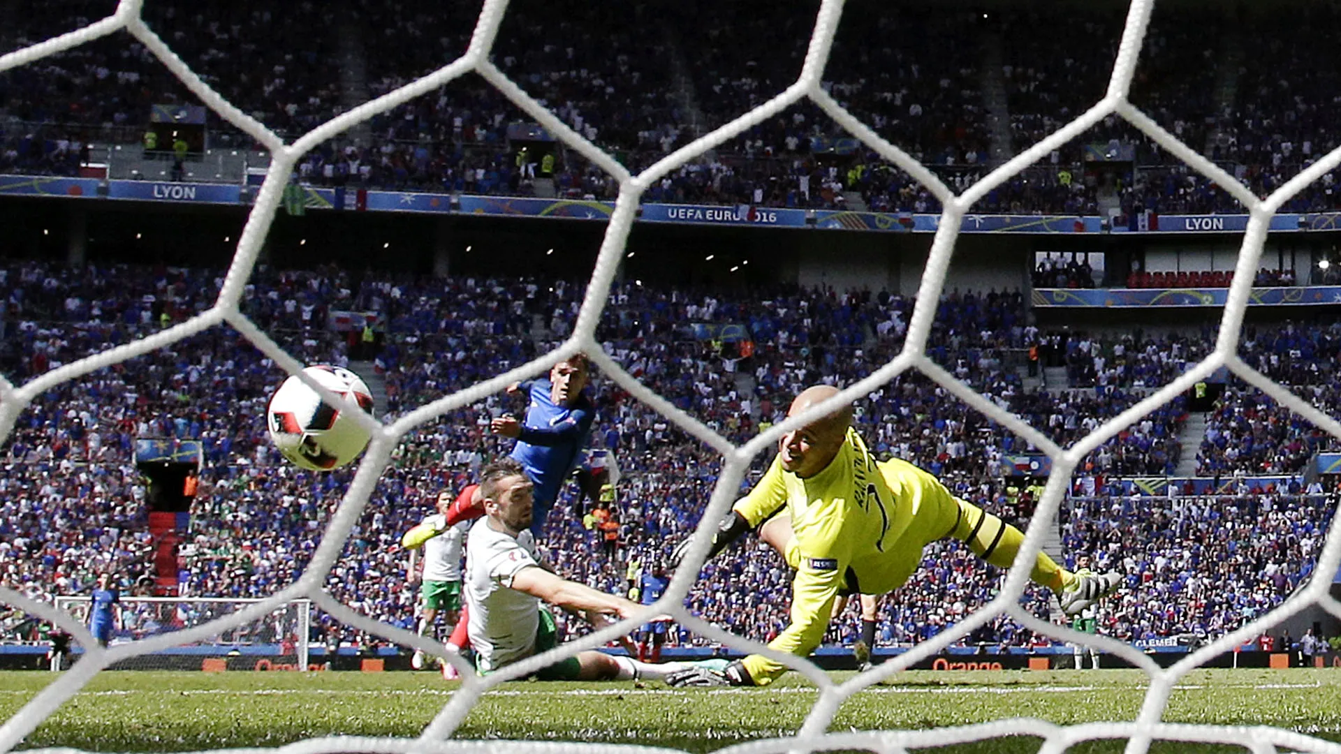 Griezmann chuta para marcar o gol da vit&oacute;ria da Fran&ccedil;a sobre a Irlanda (AP Photo/Laurent Cipriani)