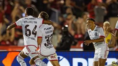 Criticado e com futuro indefinido, atacante do Flamengo evita outra derrota no Carioca