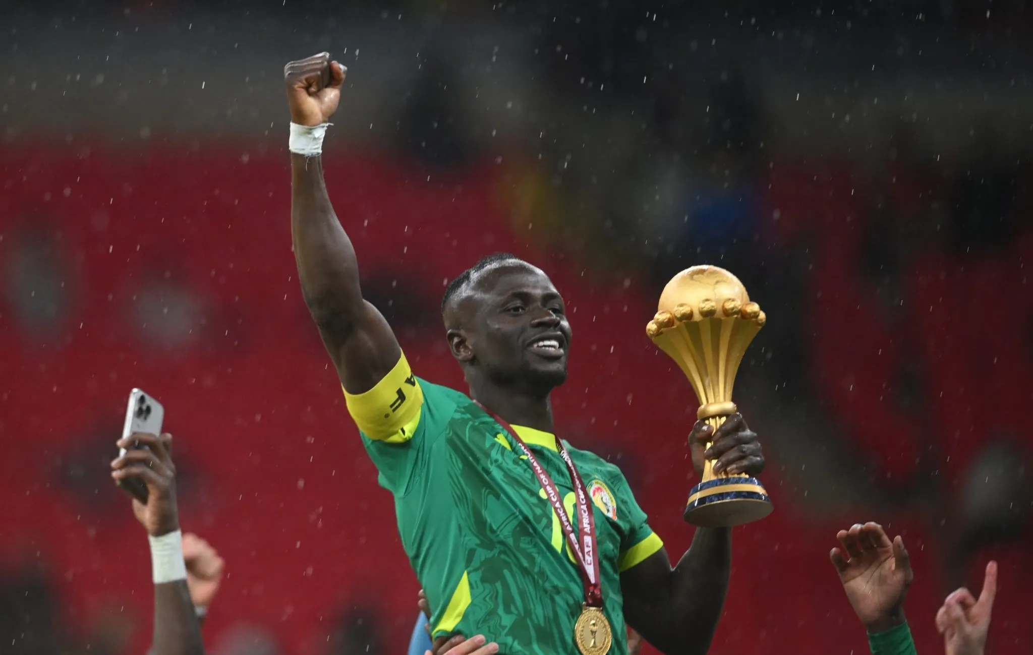 Sadio Man&eacute; ergue a ta&ccedil;a da Copa Africana de Na&ccedil;&otilde;es conquistada por Senegal