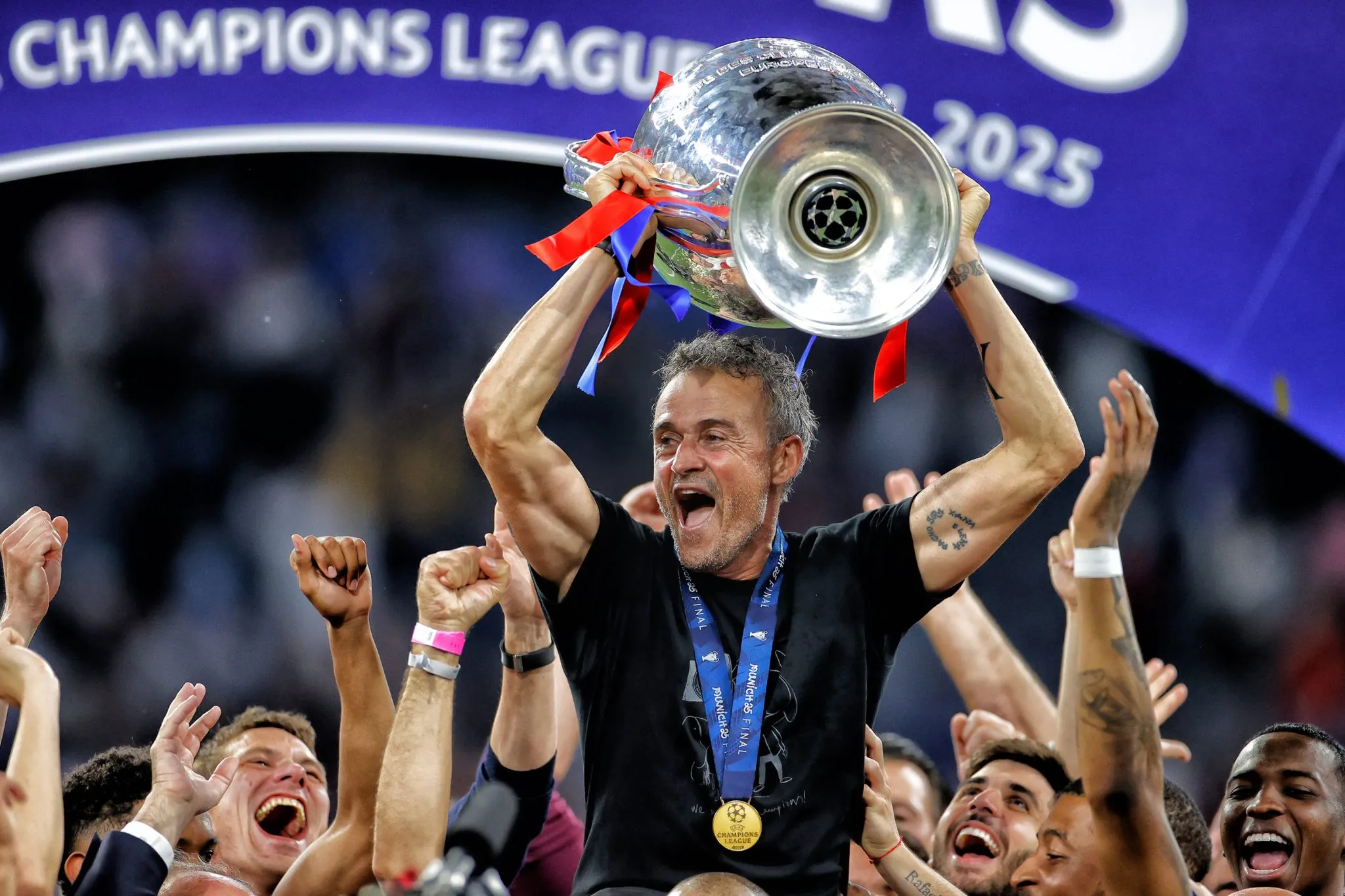 Luis Enrique com a ta&ccedil;a da Champions League 2024/25 conquistada pelo PSG