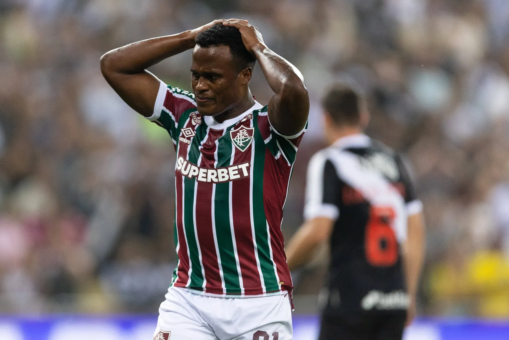 Jhon Arias lamenta chance perdida durante jogo do Fluminense