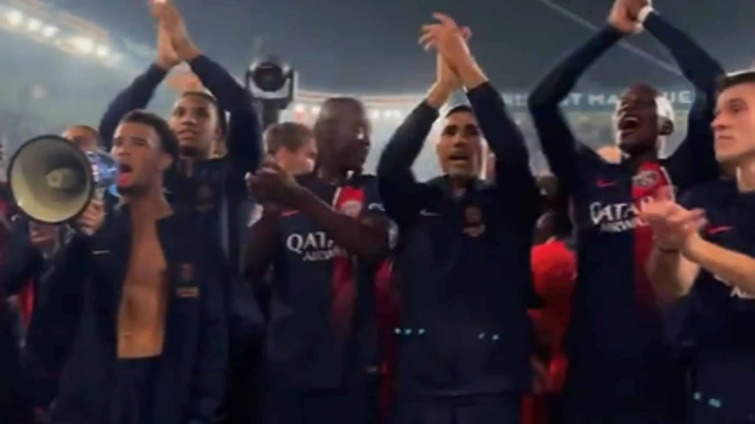 Jogadores do PSG se desculpam por cantos homof&oacute;bicos em cl&aacute;ssico