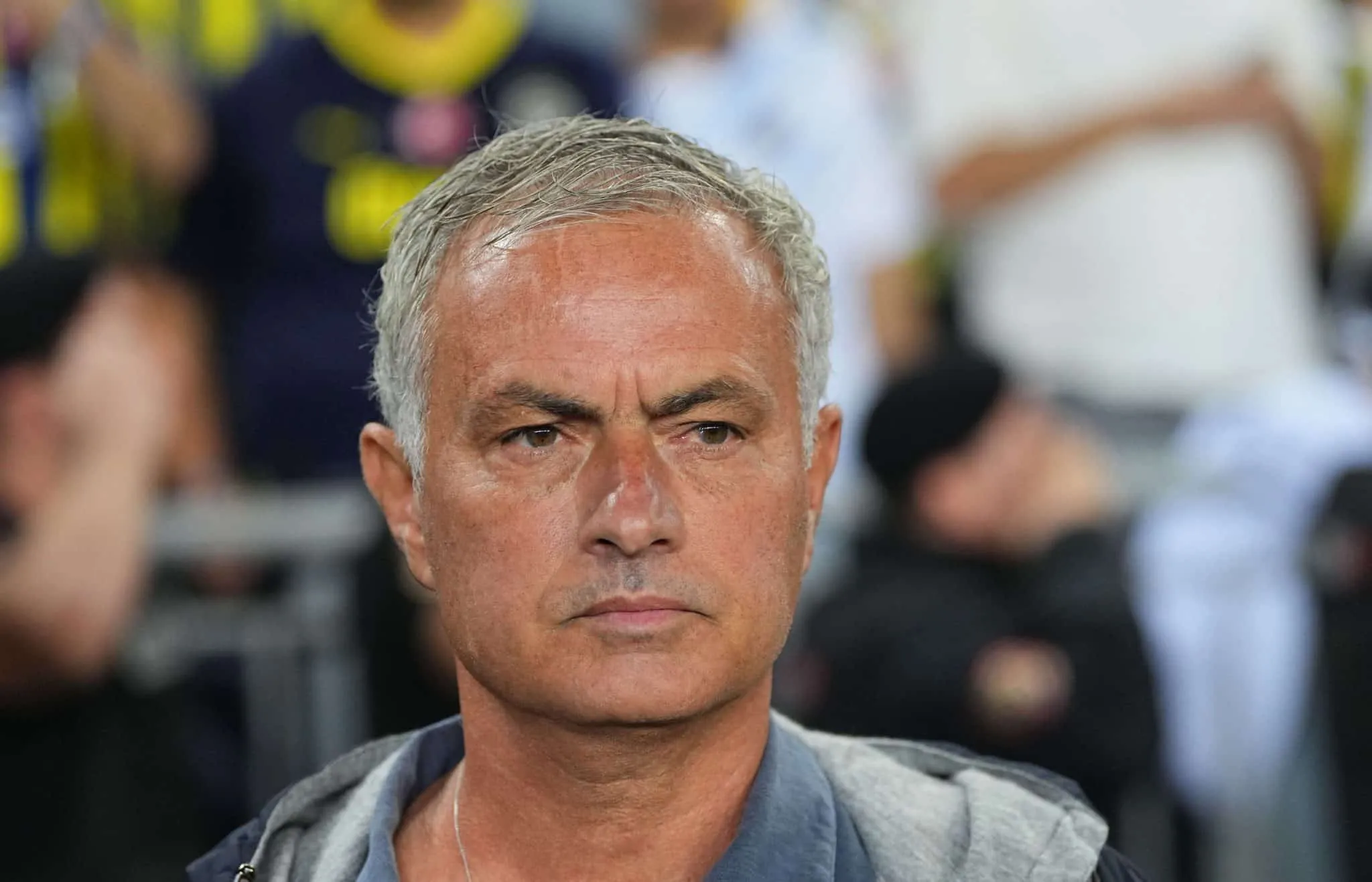 Na Turquia, Mourinho faz protesto inesperado contra decis&atilde;o do VAR