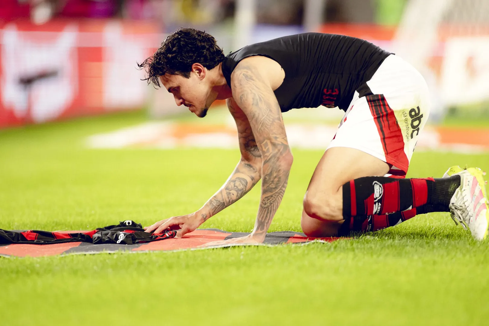 Pedro comemorou gol com beijo no escudo do Flamengo (Foto: Adriano Fontes/Flamengo)