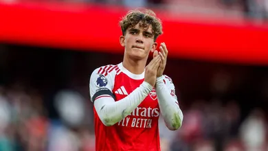 Outro vesti&aacute;rio e mais: As regras da Premier League para adolescentes como o &lsquo;novo Kak&aacute;&rsquo; do Arsenal