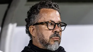 Com escolhas equivocadas, Cl&eacute;ber Xavier se autopressiona no comando do Santos