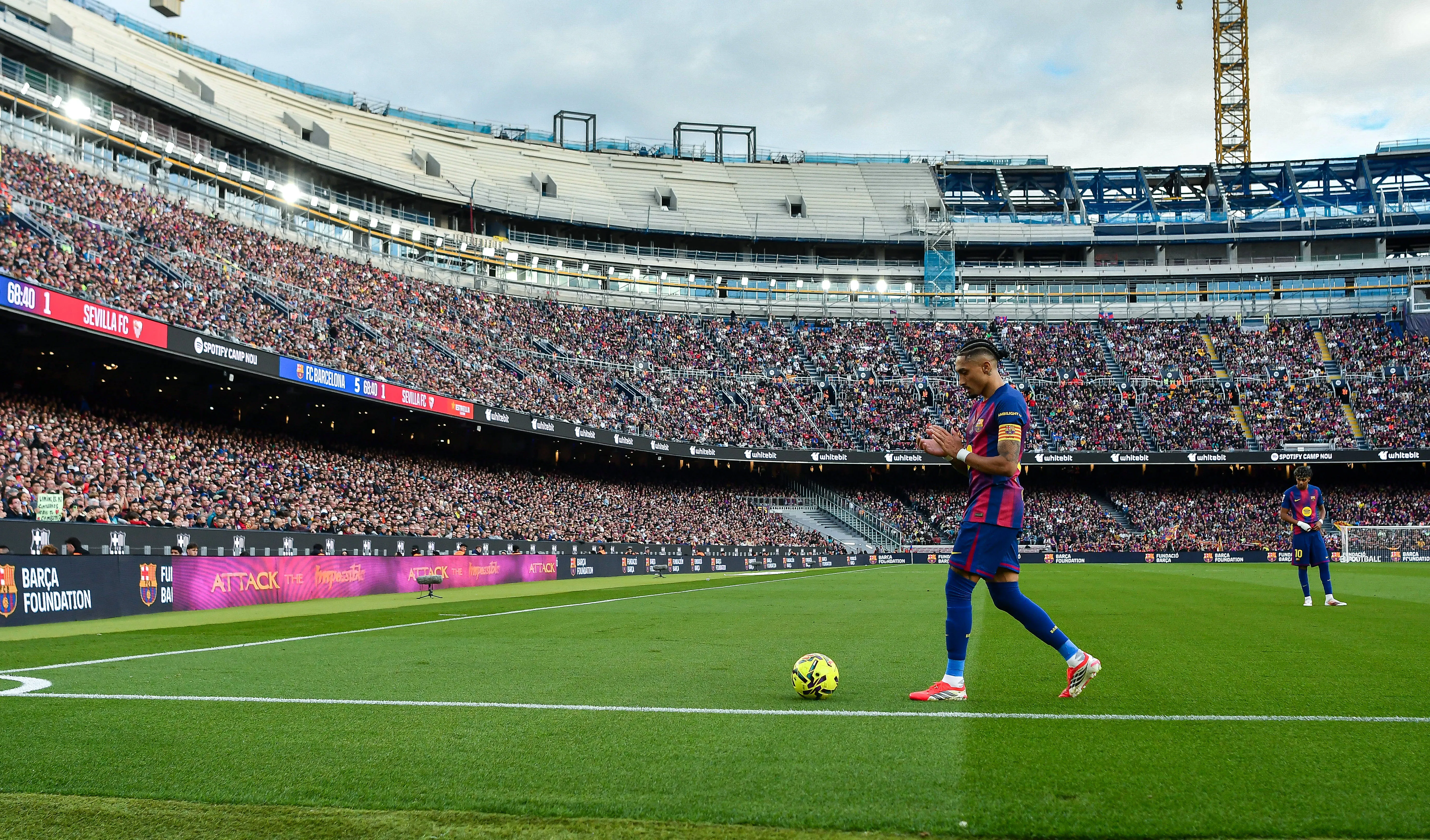 Raphinha pelo Barcelona no Camp Nou