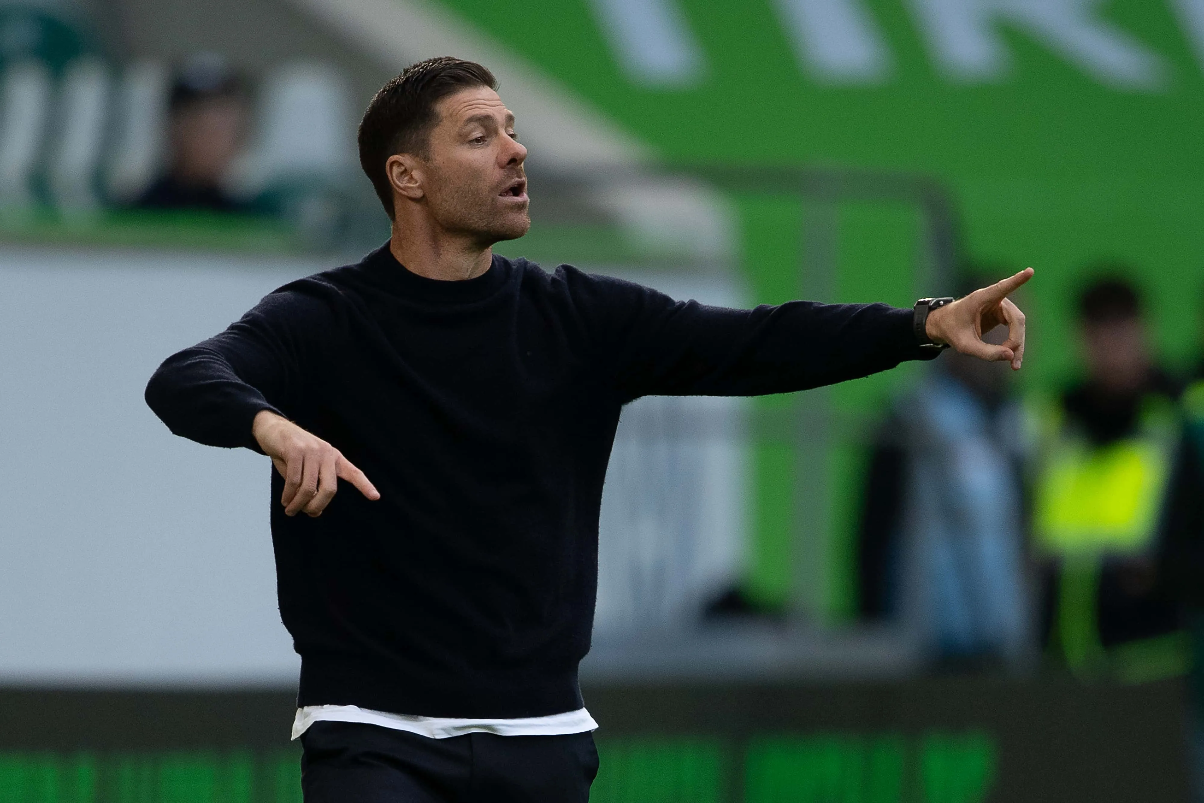 Leverkusen sofre com Wolfsburg, mas time de Xabi Alonso vence e mostra o porqu&ecirc; &eacute; l&iacute;der